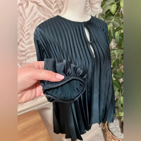 NWOT Vince Pleated Blouse Size M